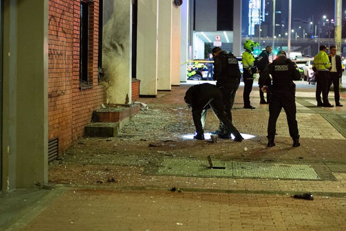 Arquivo - 20 de novembro de 2024, Bogotá, Cundinamarca, Colômbia: A polícia do esquadrão criminalista e antibombas da Colômbia revisa a detonação de uma bomba perto do Instituto Penitenciário da Colômbia (INPEC) em 20 de novembro de 2024 em Bogotá, Colômb