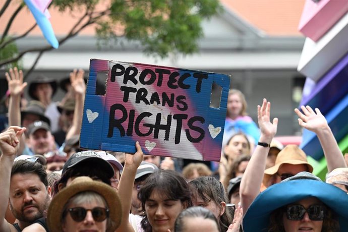 Archivo - 08 February 2025, Australia, Sydney: Protesters gather during a rally for the Protect Trans Youth National Day of Action at Pride Square. Rallies in support of transgender youth take place nationwide to protest laws that advocates say are a poli
