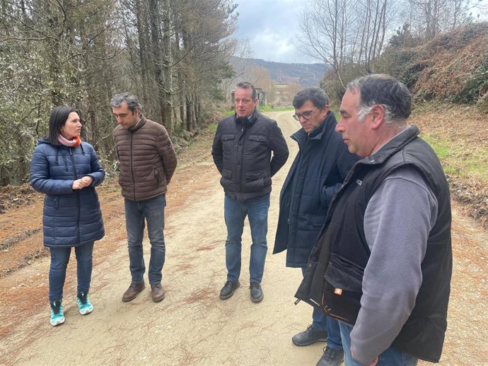 La alcaldesa de Pesoz, Lucía Villa; el director general de Gestión Forestal, Javier Civil; el consejero de Medio Rural, Marcelino Marcos;  el jefe de Servicio de Infraestructuras Rurales,  Dictinio Beloso y Jesús Fernández, concejal de Pesoz.