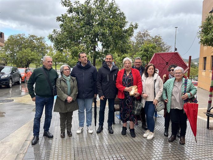 El portavoz socialista, Daniel Pérez en Campanillas junto a la responsable de Economía en el grupo socialista, Mari Carmen Sánchez; el edil Rubén Viruel; la presidenta de la asociación vecinal Evolución, Carmen Fernández, y vecinos del distrito.