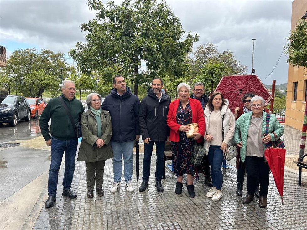El portavoz socialista, Daniel Pérez en Campanillas junto a la responsable de Economía en el grupo socialista, Mari Carmen Sánchez; el edil Rubén Viruel; la presidenta de la asociación vecinal Evolución, Carmen Fernández, y vecinos del distrito.