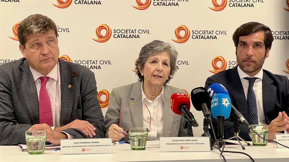 La presidenta de Sociedad Civil Catalana, Elda Mata, y el secretario de la junta directiva de la entidad, Eloy Moreno, junto al ceo de Chapapría-Navarro&Asociados, Juan Chapapría, en la sede de la entidad
