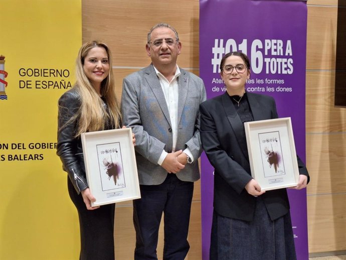 El delegado del Gobierno, Alfonso Rodríguez, con las premiadas