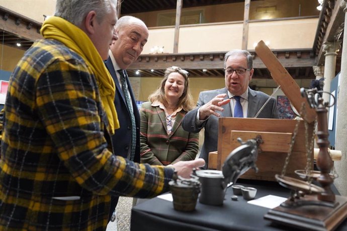 El presidente de la Diputación, Miguel Ángel de Vicente; la presidenta de la entidad colegial, Marta Ruano, y uno de los responsables de la muestra, Cecilio J. Venegas, en la presentación de la exposición en la Diputación de Segovia.