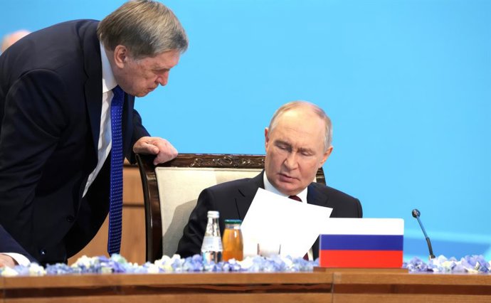 Archivo - Arquivo - 28 de novembro de 2024, Astana, Cazaquistão: O presidente russo Vladimir Putin, à direita, fala com o assessor presidencial Yury Ushakov, à esquerda, durante a reunião ampliada do Conselho de Segurança Coletiva da Cúpula da Organização