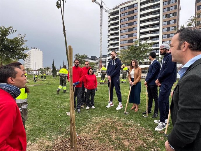 La vicealcaldesa y concejala de Fomento y Patrimonio, Rebeca Pérez, participa en la plantación de arbolado en colaboración con Fundown -