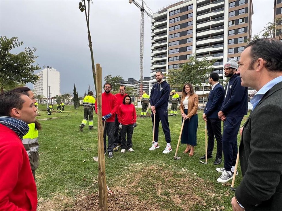 La vicealcaldesa y concejala de Fomento y Patrimonio, Rebeca Pérez, participa en la plantación de arbolado en colaboración con Fundown -