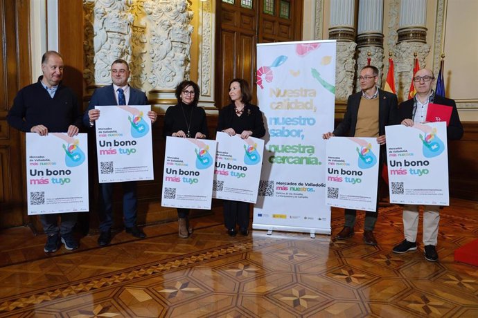 El concejal de Comercio, Mercados y Consumo, Victor Martín; el presidente de Avadeco, Rafael Monedero, el presidente de Fecosva, Jesús Herreras, presentan la campaña 'Bono Mercado'