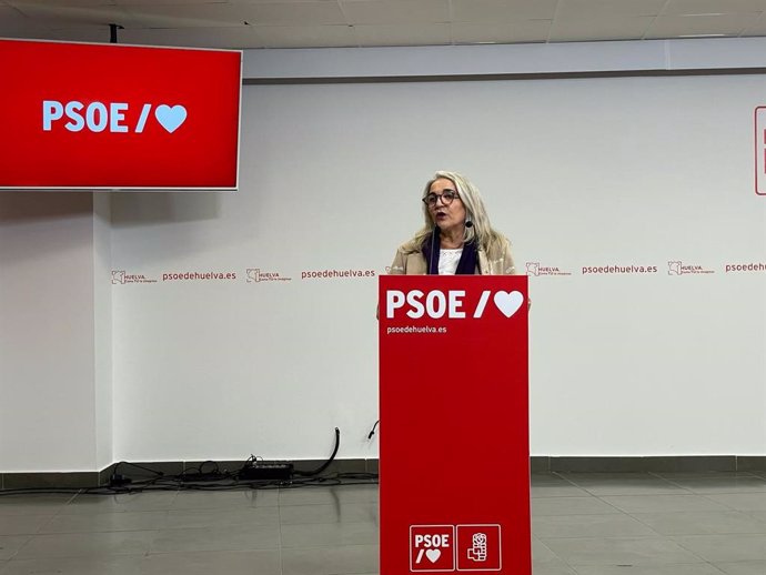 La diputada provincial del PSOE de Huelva Pepa González Bayo, en rueda de prensa.
