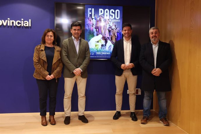 El diputado provincial de Infraestructuras y Territorio Sostenible, Cristóbal Ortega, junto al alcalde de Riogordo, Antonio Alés, y el presidente de la junta organizadora de El Paso, Emilio Sánchez.