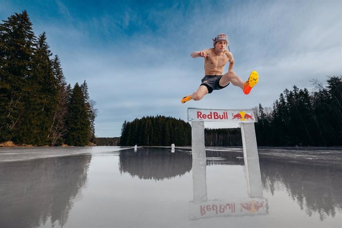 Karsten Warholh saltando vallas sobre un lago congelado en Noruega
