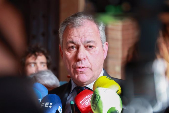 El alcalde de Sevilla, José Luis Sanz, atiende a los medios tras la reunión sobre el FpD4. A 11 de marzo de 2025, en Sevilla (Andalucía, España).