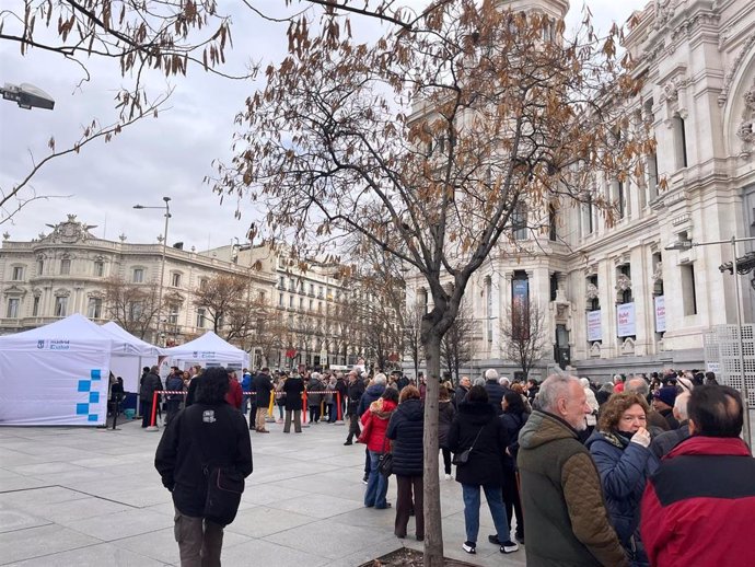 Cola para participar en los análisis de la Fundación Renal Española y Madrid Salud en la plaza de Cibeles.