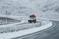 Transportes dispone 16.210 toneladas de sal y 45 quitanieves ante las nevadas previstas en Cantabria