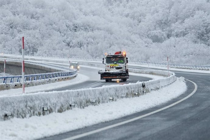 Archivo - Una máquina quitanieves aparta la nieve de la carretera