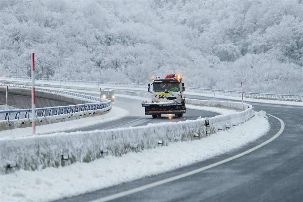 Archivo - Una máquina quitanieves aparta la nieve de la carretera