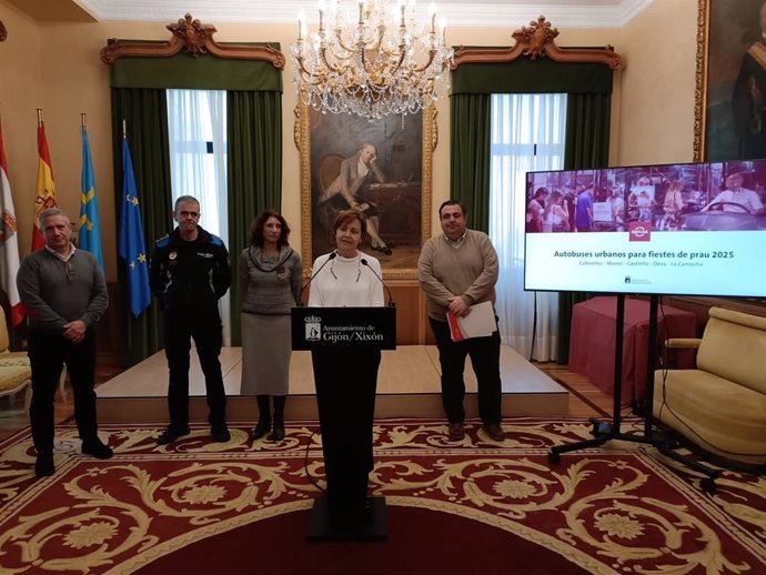 La alcaldesa de Gijón, Carmen Moriyón, en el centro, durante la presentación en el Ayuntamiento del Plan de servicios especiales de Emtusa.