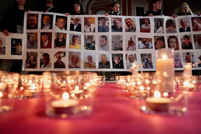 Familias de las víctimas de la dana les recuerdan con velas, música y fotografías en Picanya