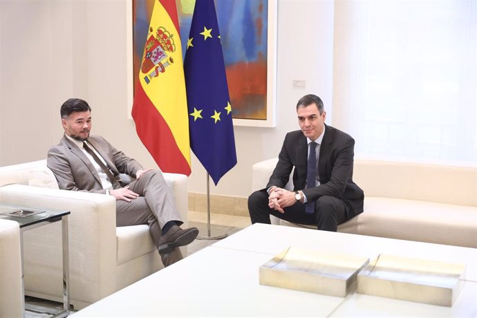 El presidente del Gobierno, Pedro Sánchez (d), con el portavoz de ERC en el Congreso, Gabriel Rufián (i), en el Palacio de la Moncloa