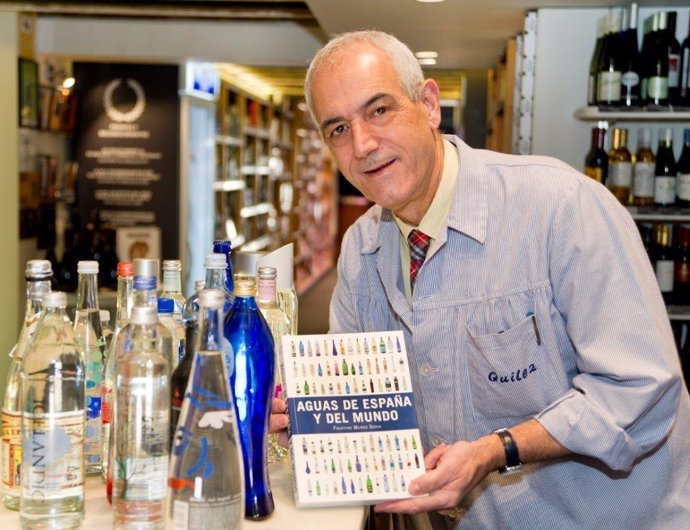 Faustino Muñoz, impulsor del Museo de Aguas en La Puebla de los Infantes, con algunas de las botellas expuestas en la colección.