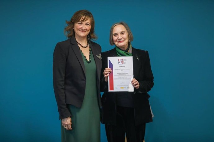 La vicerrectora de Extensión Universitaria y Proyección Cultural, María Pilar García Cuetos, recoge la certificación en Madrid