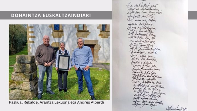 Ezkerretik eskuinera: Paskual Rekalde euskaltzain osoa, Arantza Lekuona eta Andres Alberdi euskaltzaina, Akademiaren Gipuzkoako ordezkaritzan