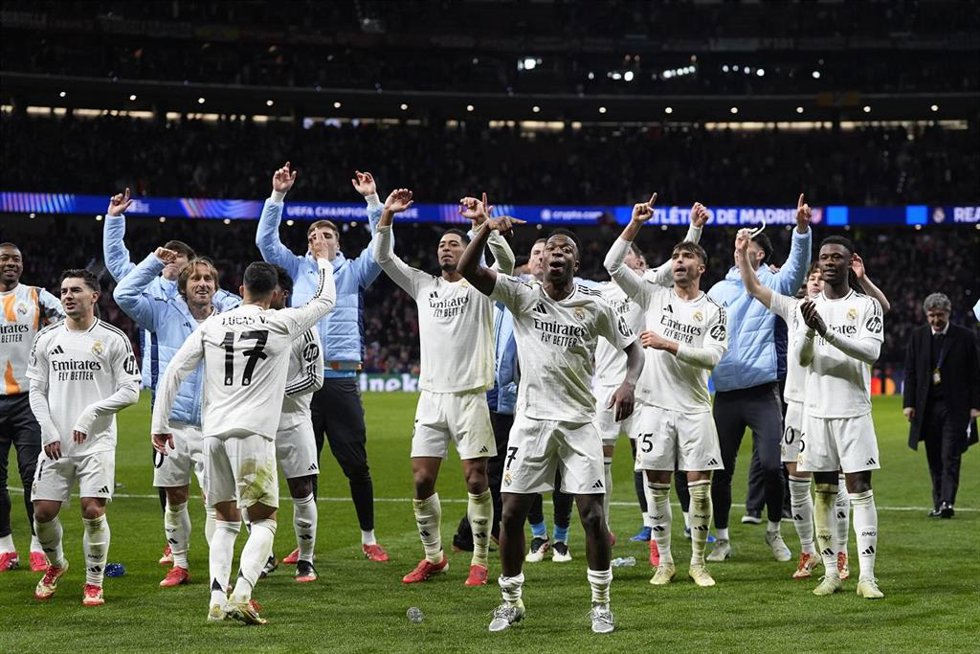 Los jugadores del Real Madrid celebran el pse a cuartos de final de la Champions 2024-2025, tras eliminar en la tanda de penaltis al Atlético de Madrid en el Riyadh Air Metropolitano.