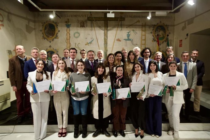 La consejera de Desarrollo Educativo y Formación Profesional, María del Carmen Castillo, ha presidido en Sevilla la entrega de los Premios Extraordinarios en Enseñanzas Artísticas Superiores que reconocen la innovación y la calidad artística.