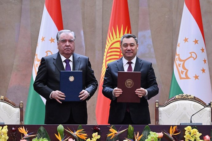 Los presidentes de Kirguistán y Tayikistán, Sadir Japarov (d) y Emomali Rajmon (i), durante la firma de un acuerdo para resolver su disputa fronteriza
