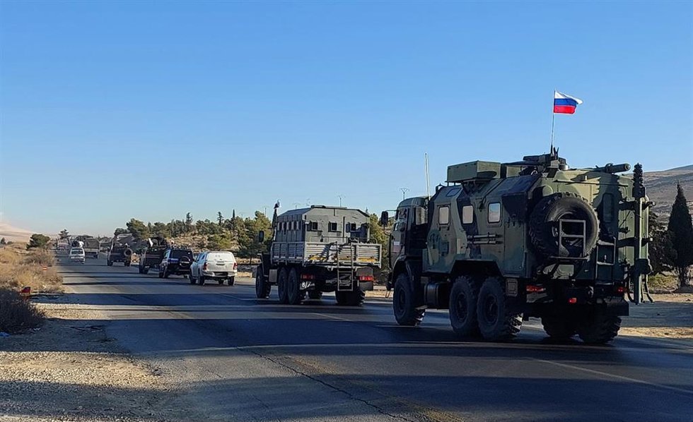 Archivo - Imagen de archivo de un convoy de las fuerzas rusas en una zona próxima a la base de Latakia, en el oeste de Siria.