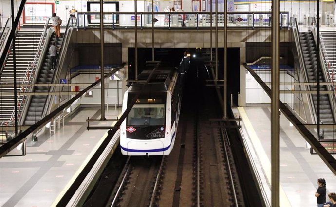 Archivo - Un metro entra por la estación de la línea 6 del intercambiador de Moncloa, en Madrid (España), a 1 de julio de 2020. 
