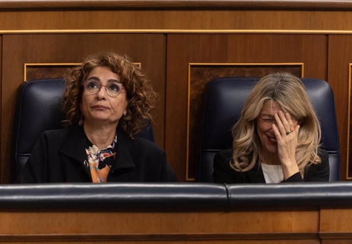 La vicepresidenta primera y ministra de Hacienda, María Jesús Montero (i) y la vicepresidenta segunda y ministra de Trabajo, Yolanda Díaz (d), durante un pleno en el Congreso de los Diputados, a 12 de marzo de 2025, en Madrid (España). 