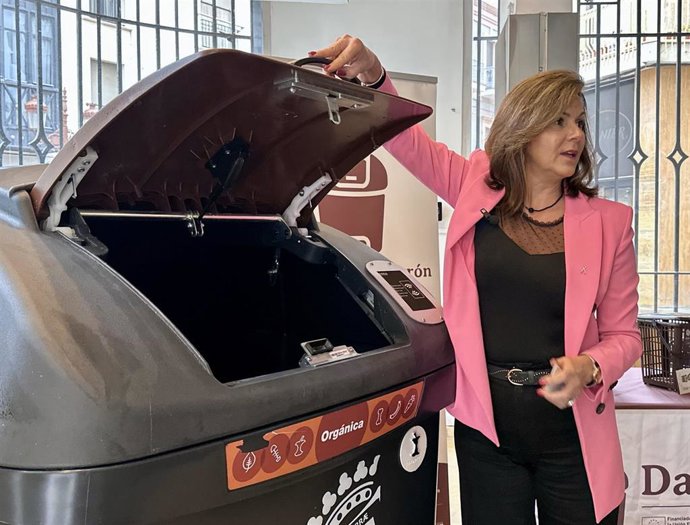 La concejal de Infraestructuras y Servicios Públicos del Ayuntamiento de Huelva, Mariló Ponce, junto a uno de los contendores marrón.