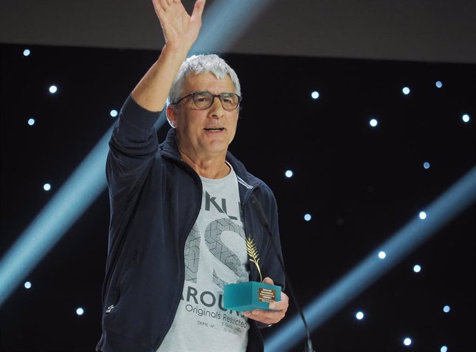 Archivo - El cineasta Alain Guiraudie recoge la Espiga de Oro a Mejor Película, por 'Misericordia', durante la Gala de clausura de la 69 edición de la Seminci, en el Teatro Calderón, a 26 de octubre de 2024, en Valladolid.