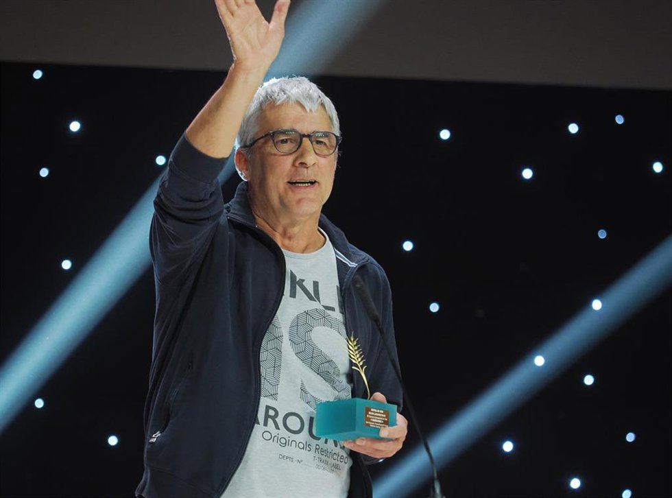 Archivo - El cineasta Alain Guiraudie recoge la Espiga de Oro a Mejor Película, por 'Misericordia', durante la Gala de clausura de la 69 edición de la Seminci, en el Teatro Calderón, a 26 de octubre de 2024, en Valladolid.