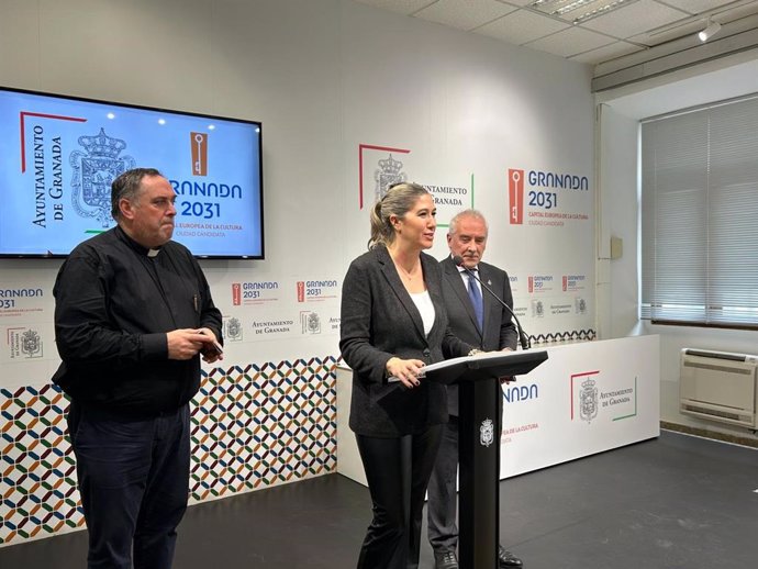 La edil de Protocolo de Granada, Carolina Amate, interviene en rueda de prensa