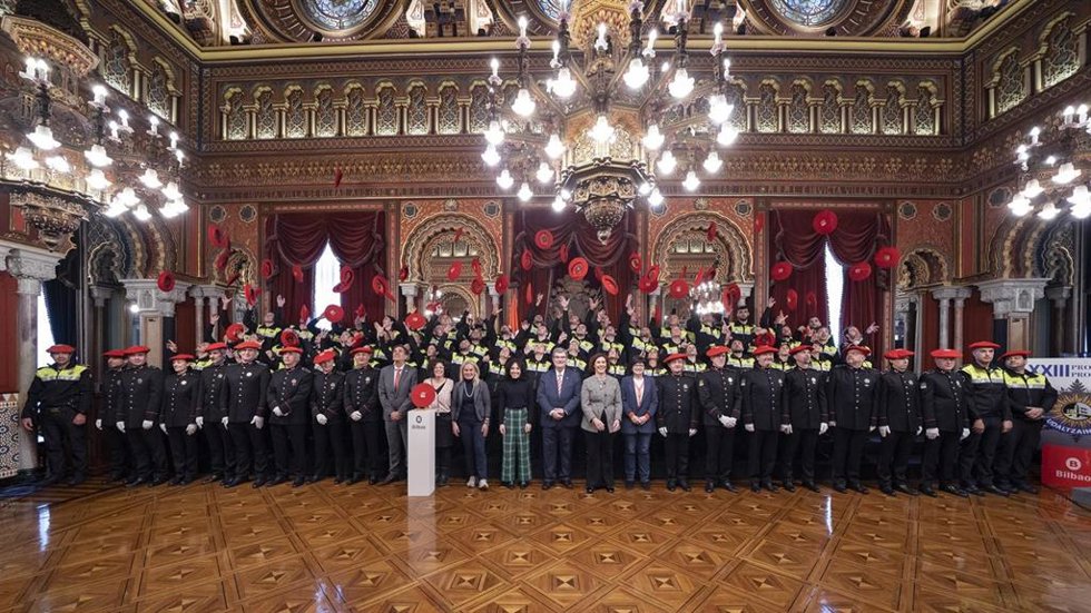 El alcalde de Bilbao, Juan Mari Aburto, junto a concejales de la corporación municipal y los nuevos agentes de la XXIII promoción de la Policía Municipal