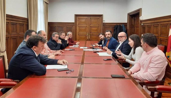 Reunión de Renfe y los ayuntamientos implicados en la Subdelegación del Gobierno de Soria .