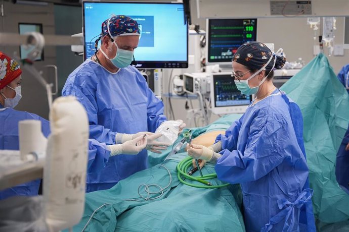 Archivo - Intervención quirúrgica en un hospital público andaluz.