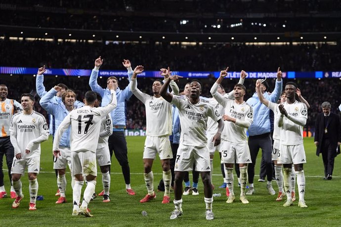 Jogadores do Real Madrid comemoram a vitória na disputa de pênaltis durante a partida de volta das oitavas de final da Liga dos Campeões da UEFA 2024/25 entre o Atlético de Madrid e o Real Madrid CF, no estádio Riyadh Air Metropolitano, em 12 de março de 