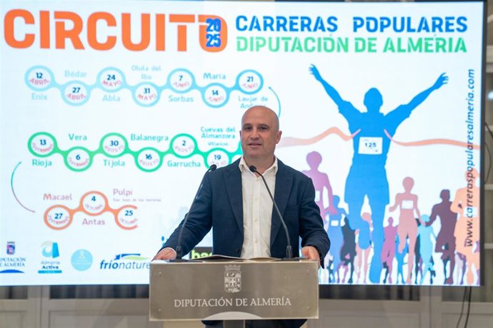 El diputado de Deportes de Almería, José Antonio García, durante la presentación de la XII edición del Circuito Provincial de Carreras Populares 2025.