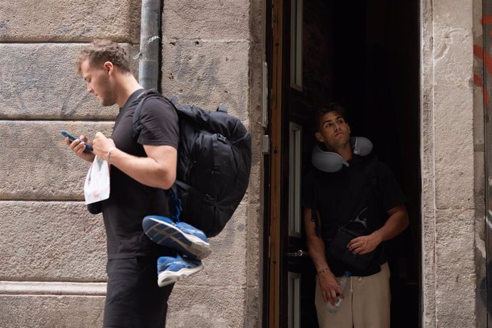 Archivo - Dos turistas en el centro de Barcelona, a 17 de septiembre de 2024, en Barcelona, Catalunya (España).