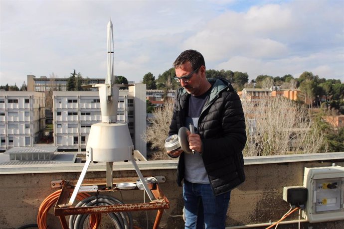 El analista del laboratorio David Navarro procesa las muestras obtenidas en el captador del polen.
