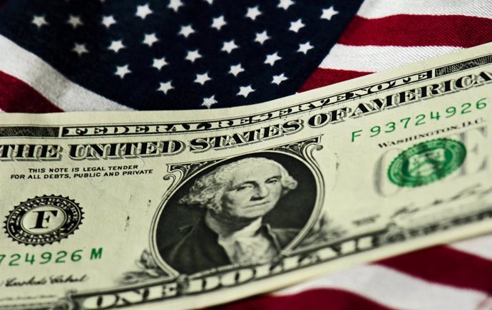 Archivo - Arquivo - FILED - 14 de julho de 2011, Dresden: Um dólar americano é retratado em uma bandeira dos EUA. Foto: Arno Burgi/dpa-Zentralbild/dpa
