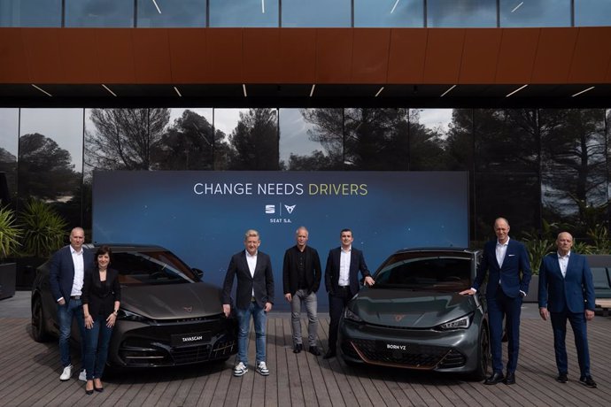 El ceo de Seat y Cupra, Wayne Griffiths, junto a varios directivos de la marca.