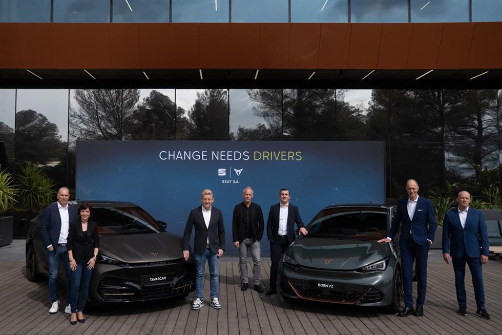 El ceo de Seat y Cupra, Wayne Griffiths, junto a varios directivos de la marca.