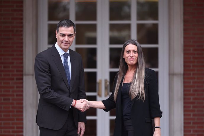 El presidente del Gobierno, Pedro Sánchez, recibe a la portavoz de Junts en el Congreso, Miriam Nogueras, en el Palacio de la Moncloa, a 13 de marzo de 2025, en Madrid (España). El presidente del Gobierno recibe a los portavoces de los partidos con repres
