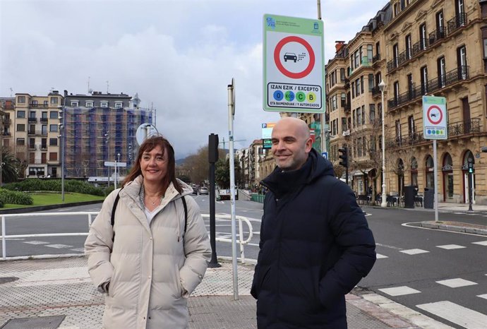 La concejala de Movilidad, Olatz Yarza, acompañada del edil de Medio Ambiente, Iñigo García