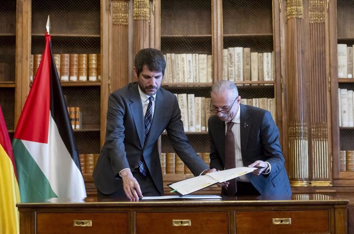 El ministro de Cultura, Ernest Urtasun (i), y el embajador de Palestina en España, Husni Abdel Wahed (d), firman un memorando de entendimiento en materia cultural, en la Biblioteca Nacional de España, a 13 de marzo de 2025, en Madrid (España). Coincidiend