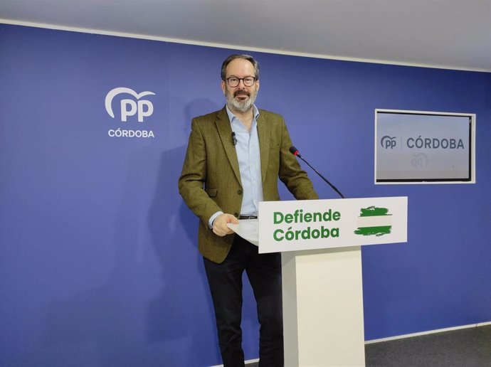 El presidente del PP de Córdoba, Adolfo Molina, en la sede popular.